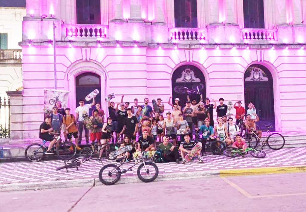 Skaters realizaron un encuentro y un reclamo en la ciudad