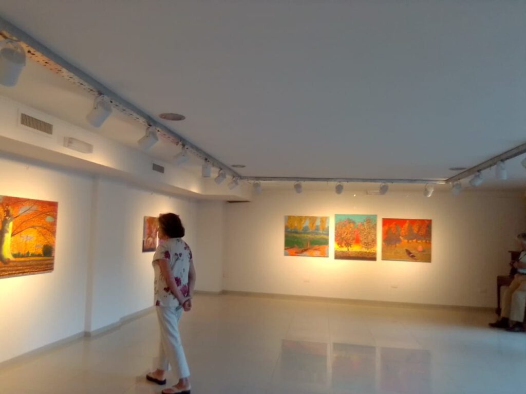 Ayer inició la exposición de arte de María Delia Ravagna