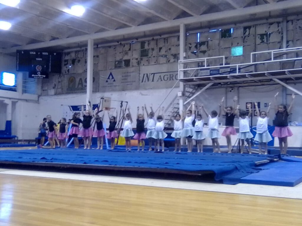 Muestra anual de gimnasia artística en el Bragado Club