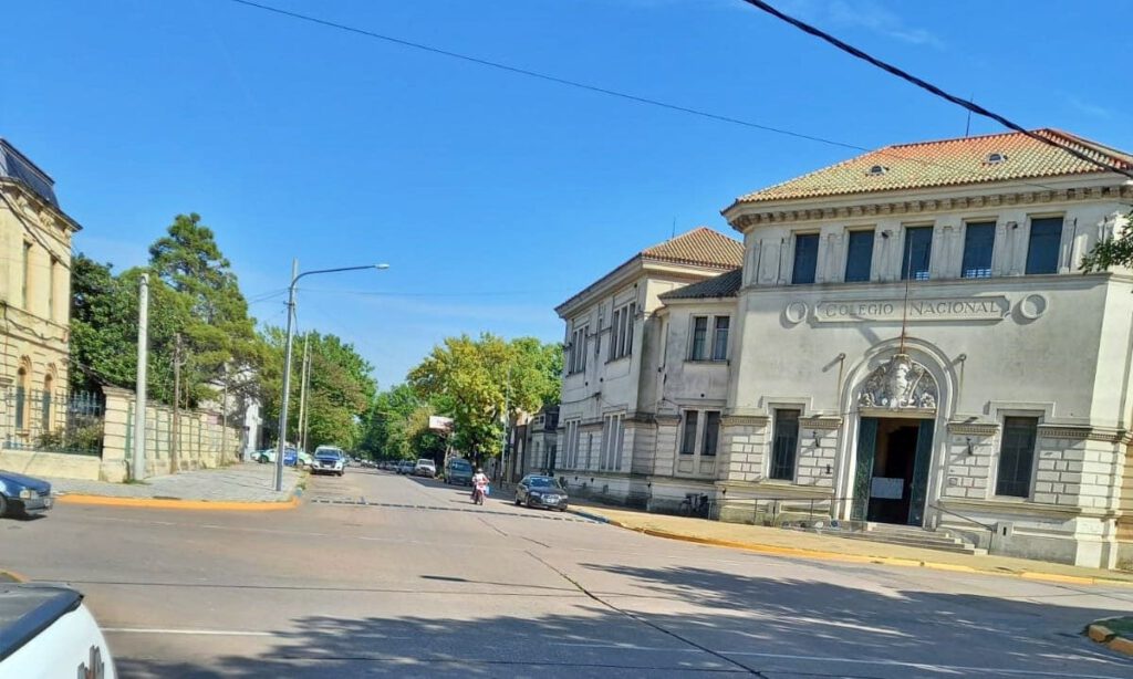 Se completó el retiro de los vehículos siniestrados estacionados en Calle Belgrano
