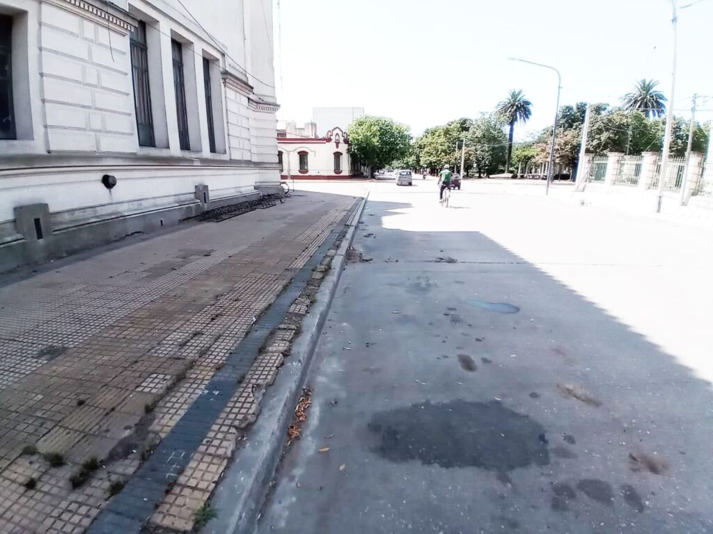 Se completó el retiro de los vehículos siniestrados estacionados en Calle Belgrano
