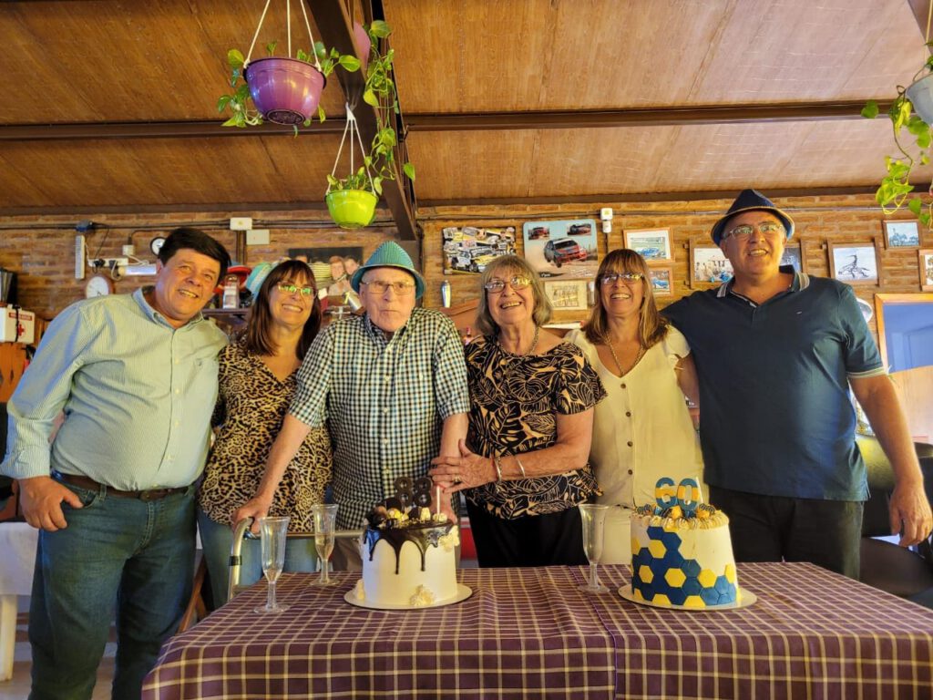 Imágenes del cumpleaños del vecino mechitense Teodoro “Tito” Lhospice, rodeado de su familia y saludado por muchos amigos