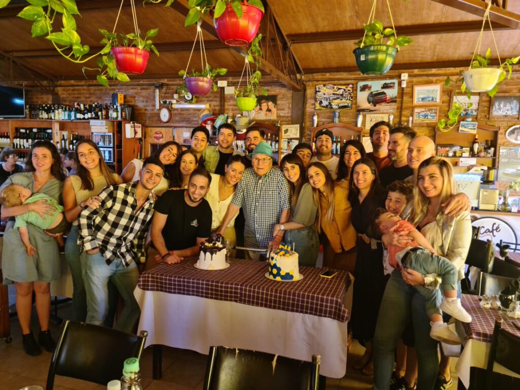 Imágenes del cumpleaños del vecino mechitense Teodoro “Tito” Lhospice, rodeado de su familia y saludado por muchos amigos