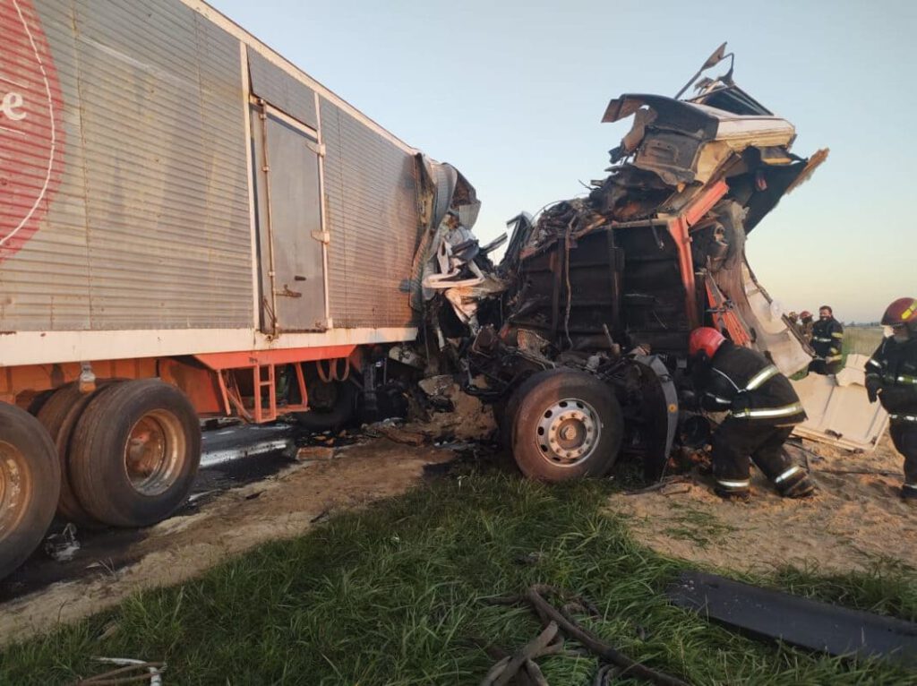 Dos muertos y un herido grave tras chocar dos camiones en Ruta 51