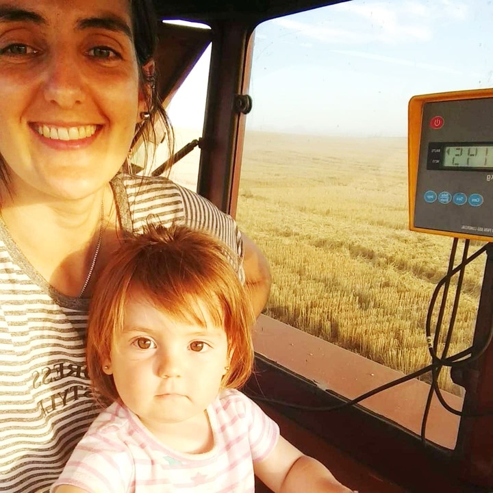 Eliana maneja tractores desde los 9 años y pone en marcha el campo familiar: “Solo hay que animarse”