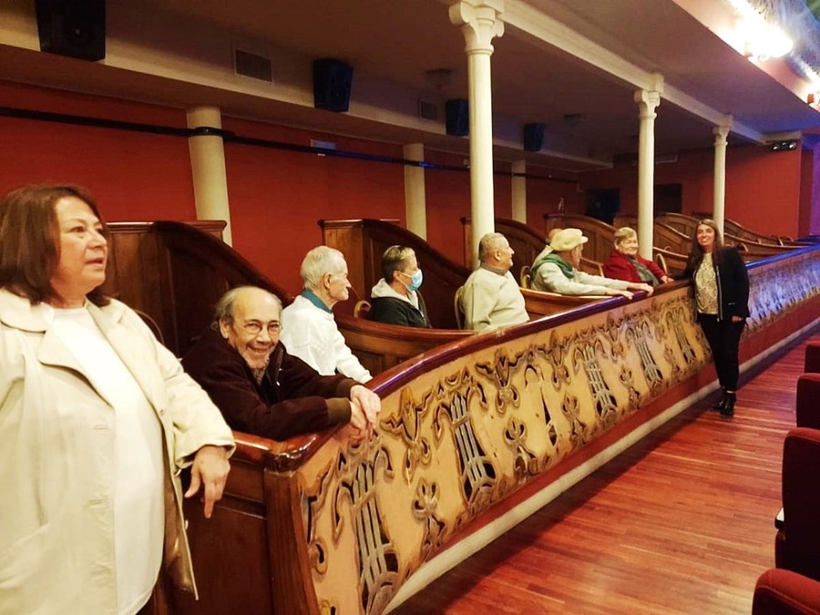 Abuelos del Hogar San Luis visitaron el Teatro Constantino