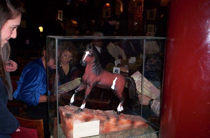 La réplica del caballo de Bragado cumple 11 años en el café Tortoni