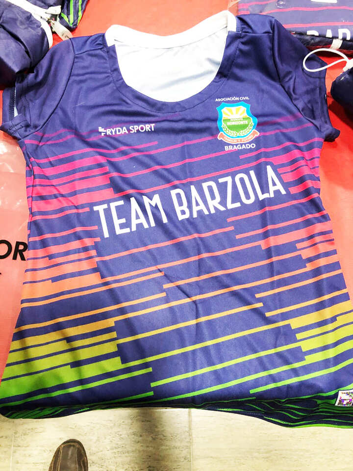 Entrega de camisetas al Team Bárzola