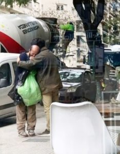 “No me abraces porque tengo olor”: Un joven ayudó a un indigente, lo contuvo y emocionó a todos