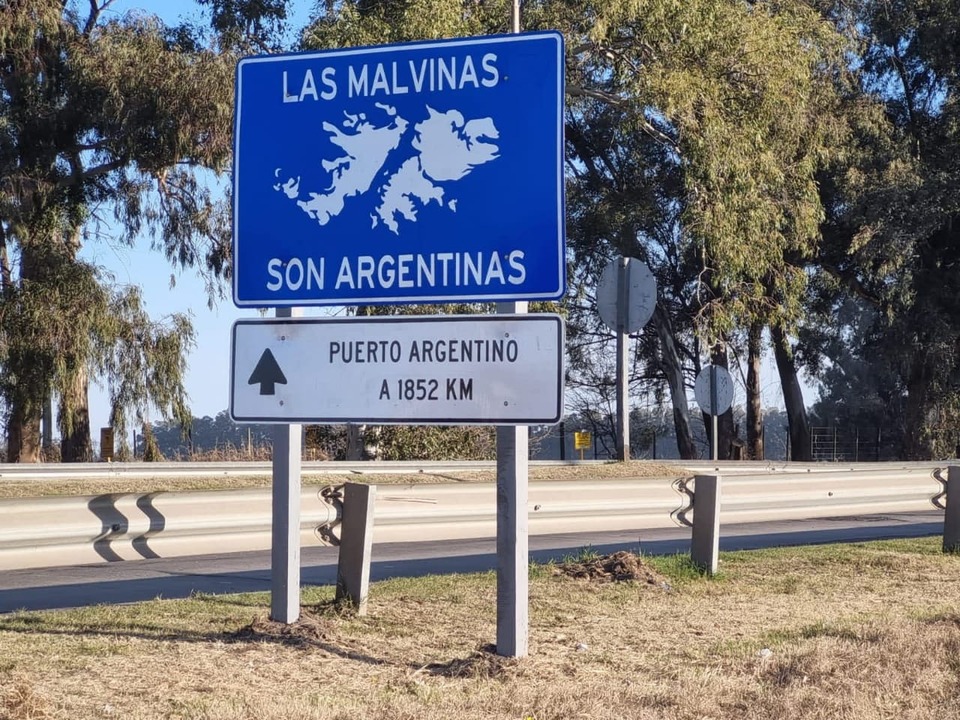 Colocaron un cartel por Malvinas en la ruta 5