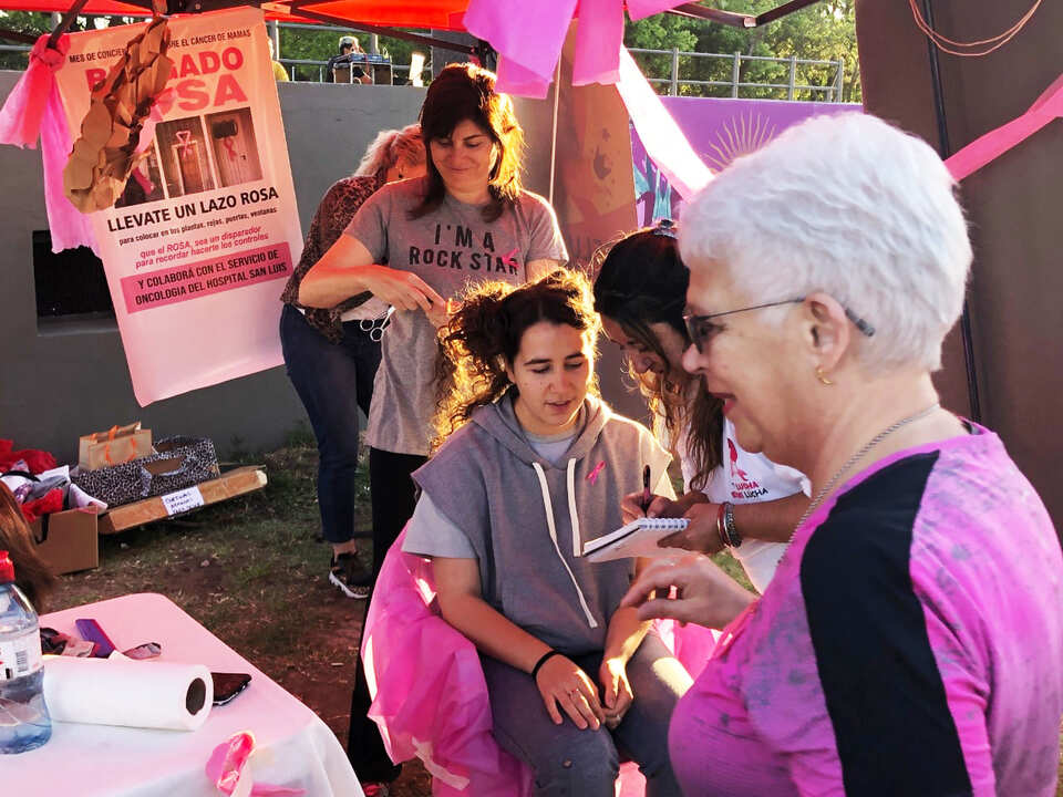 Jornada de prevención del cáncer de mama en la plaza Raúl Alfonsín