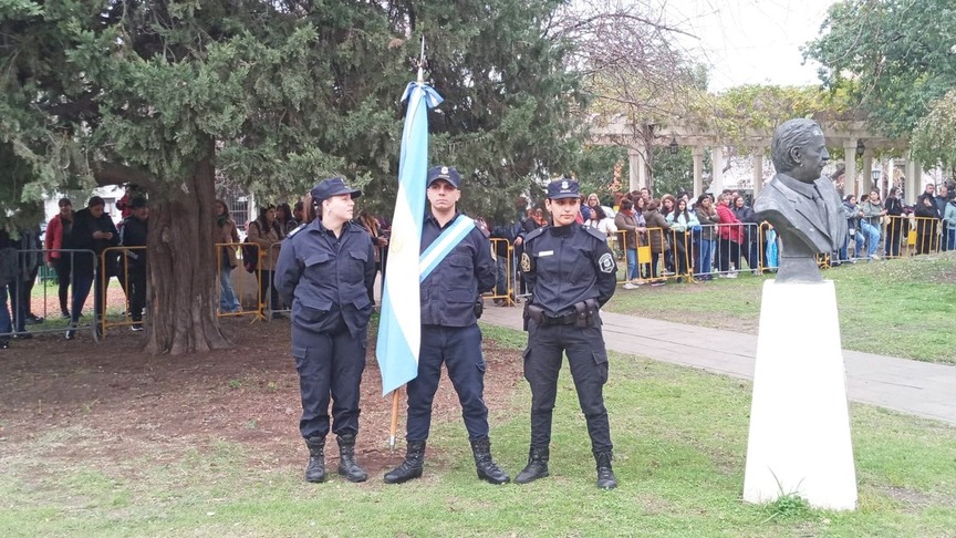 El intendente tomó la promesa de fidelidad a la Bandera de los alumnos y alumnas de 4to. Año de primaria