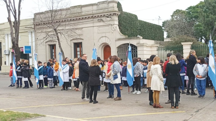 El intendente tomó la promesa de fidelidad a la Bandera de los alumnos y alumnas de 4to. Año de primaria