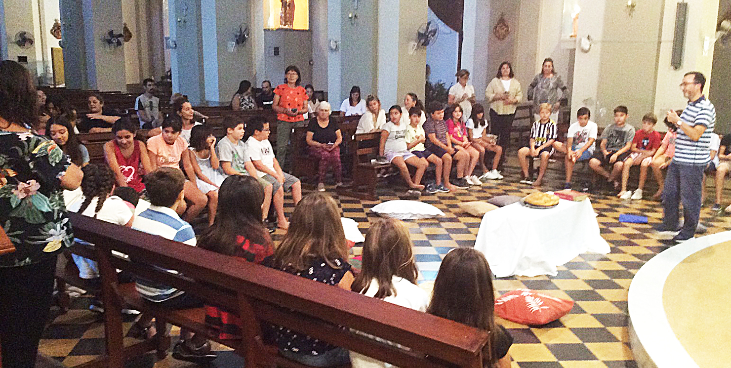 Celebración del Jueves Santo en la misa de niños en Santa Rosa de Lima