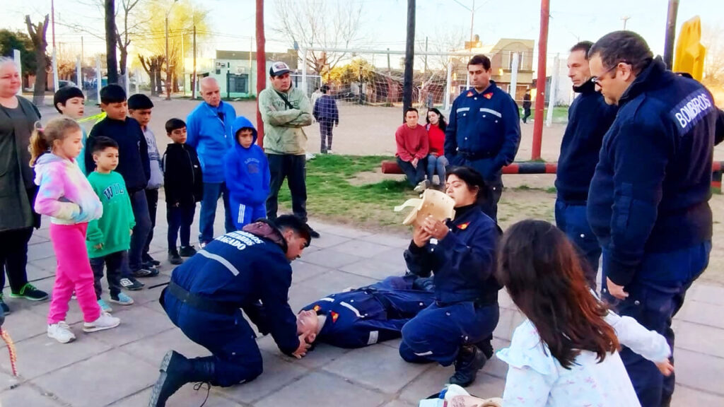 Bomberos Voluntarios brindó un curso de primeros auxilios en el Centro Comunitario FONAVI II