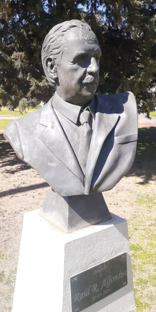 Avanza la restauración del Busto de Raúl Alfonsín en la Plaza 25 de Mayo