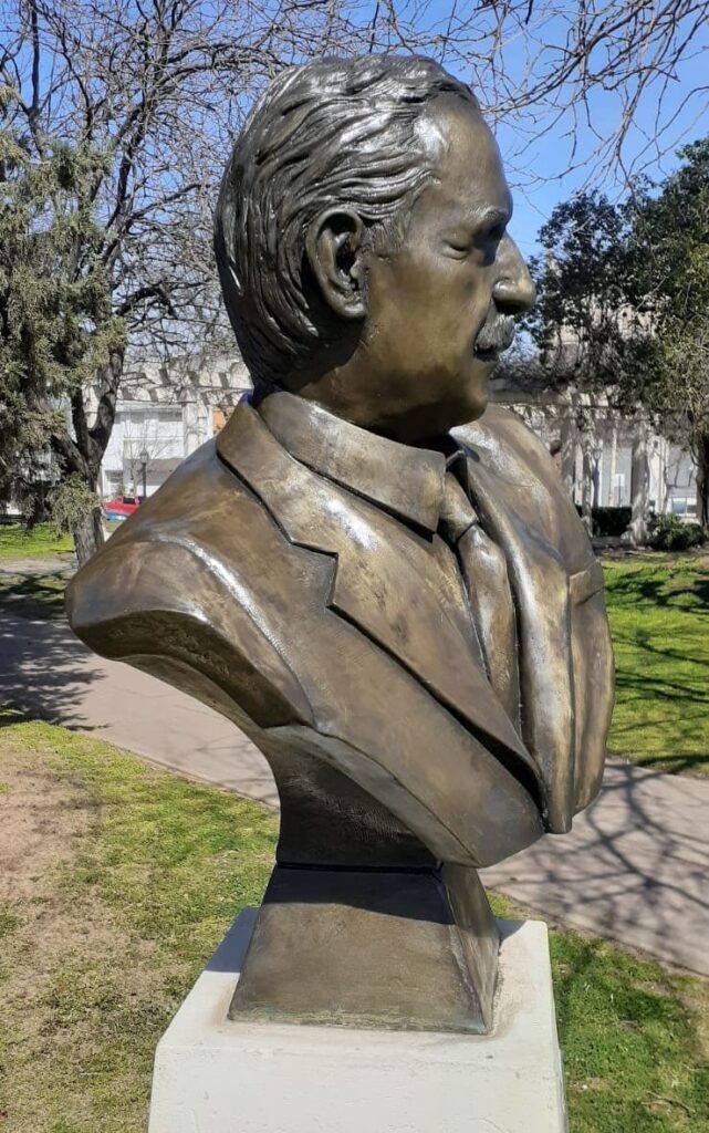 Avanza la restauración del Busto de Raúl Alfonsín en la Plaza 25 de Mayo