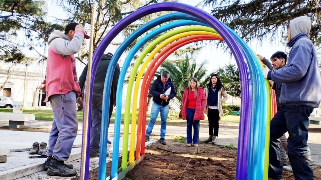 Comenzó la instalación de los nuevos juegos infantiles en la Plaza Eva Perón