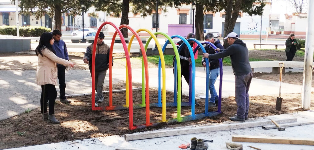 Comenzó la instalación de los nuevos juegos infantiles en la Plaza Eva Perón