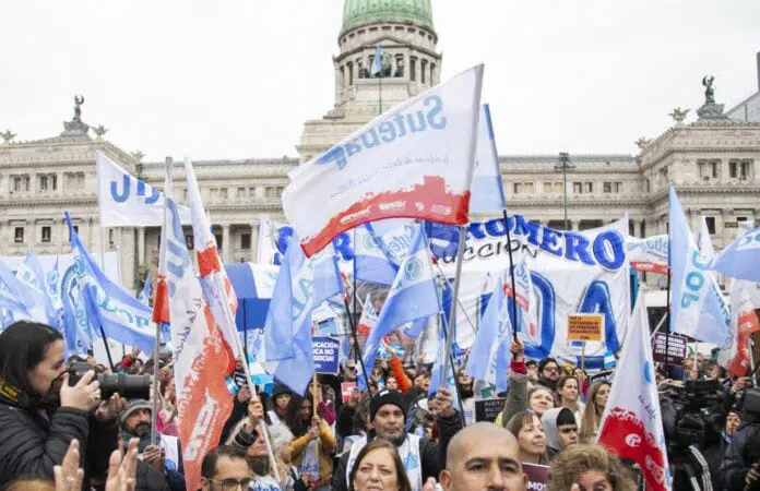 Gremios bonaerenses se suman a la protesta universitaria y el paro impactará en escuelas