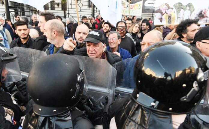 Otra vez reprimieron una manifestación de jubilados y se cayó la exposición de Francos en el Congreso