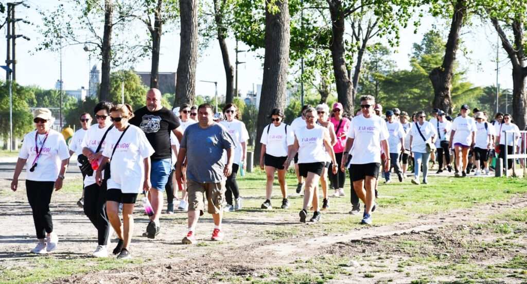 Octubre Rosa: con una importante convocatoria, se realizó la Caminata por la Vida