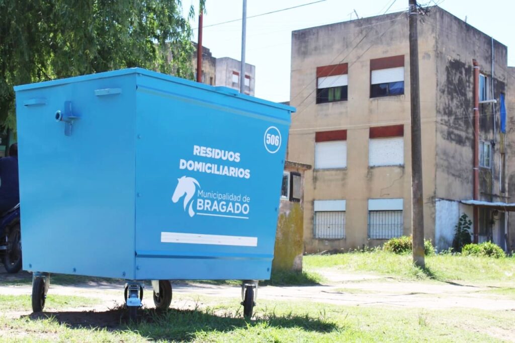 El municipio continúa colocando contenedores de residuos en los barrios