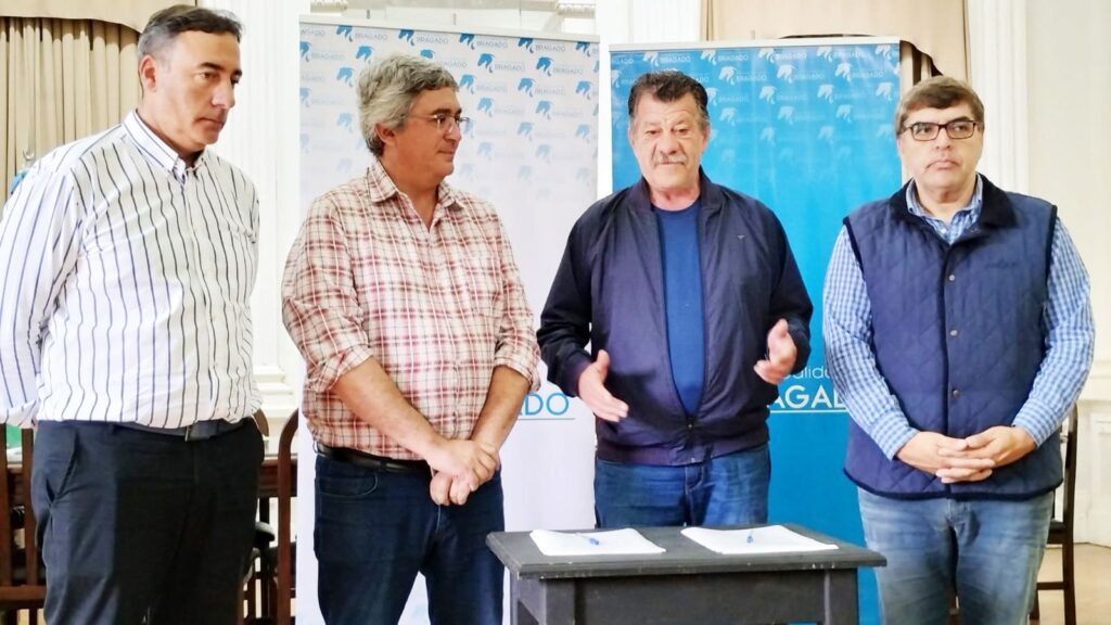 Caminos rurales: Barenghi firmó un convenio con Provincia para obras de estabilizado en Irala