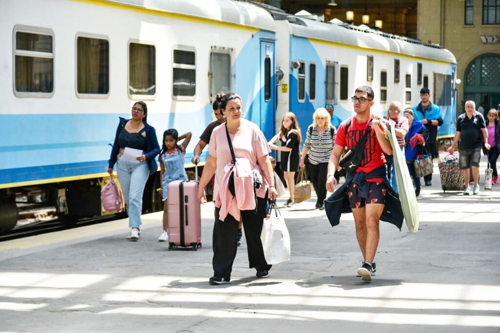 Furor por la venta de pasajes de tren para el verano: colas desde la madrugada y 250 tickets vendidos por minuto