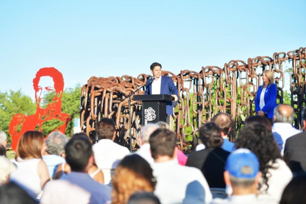 Kicillof calificó de “vendepatria” y “figureti” a Milei en un acto por el Día de la Soberanía