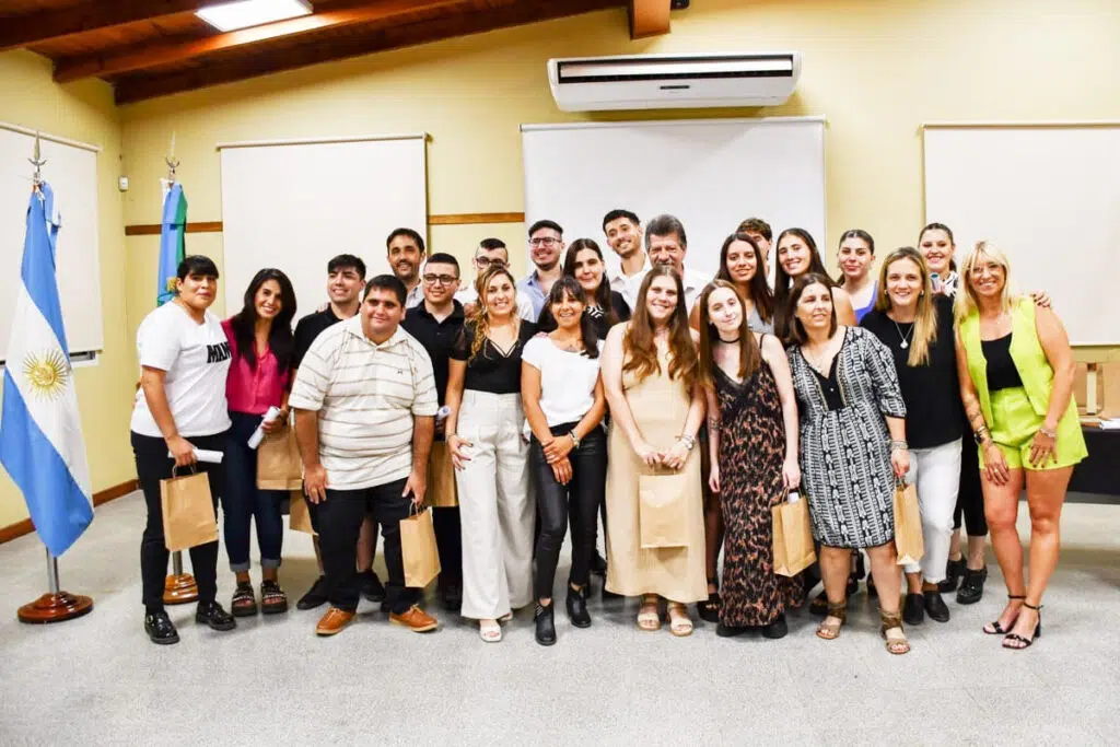 Con la presencia del intendente, se realizó el acto de colación y el brindis de los egresados del CRUB