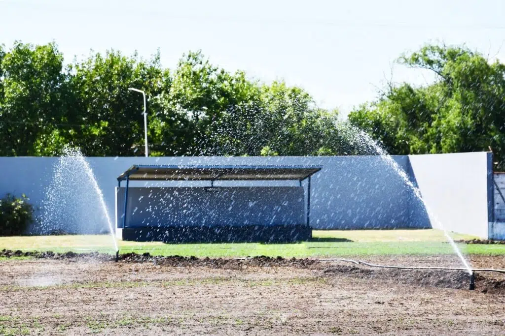 Comenzaron las pruebas del sistema de riego en el campo de juego del Complejo Municipal