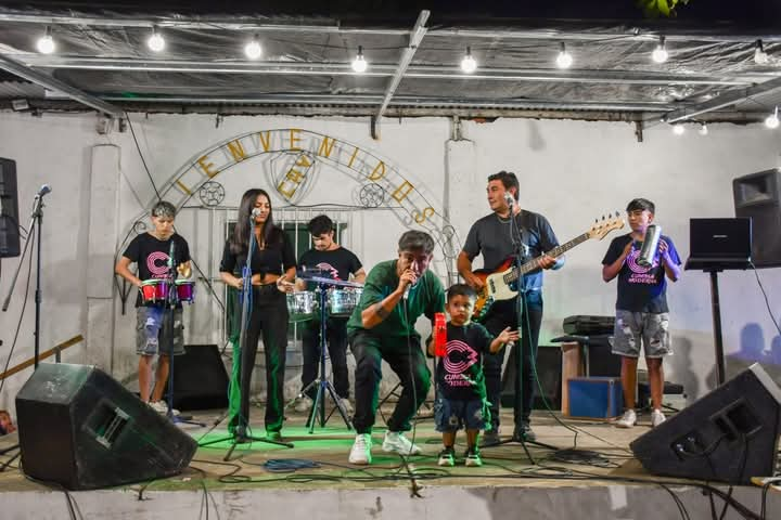 La Limpia tuvo su noche de Peatonal en la reinauguración del Club Atlético Victoria