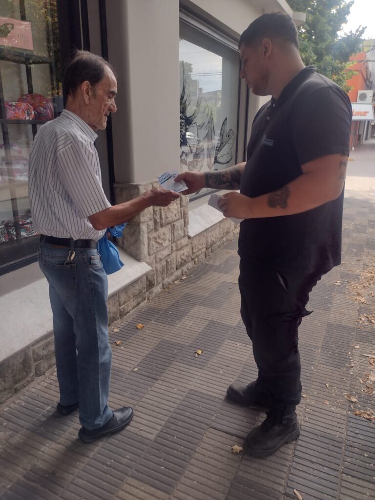 Entrega de folletería en prevención de estafas