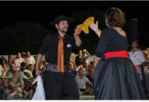 ENTRE CHACARERAS Y ZAMBAS PASÓ UN NUEVO PATIO DE FOLCLORE