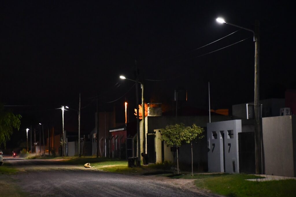 Con nuevas luminarias en Las Rosas, el municipio continúa con el plan de alumbrado LED en los barrios