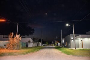 Con nuevas luminarias en Las Rosas, el municipio continúa con el plan de alumbrado LED en los barrios