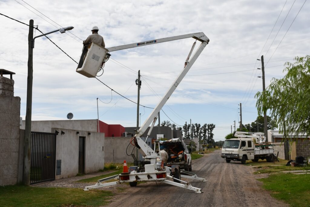 Con nuevas luminarias en Las Rosas, el municipio continúa con el plan de alumbrado LED en los barrios