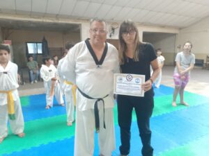 Daniela Monzón realizó importante donación a la Escuela de Artes marciales de Héctor Navarro