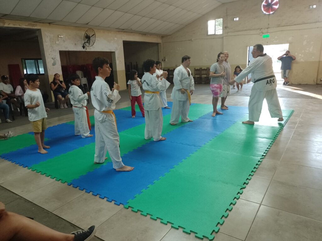 Daniela Monzón realizó importante donación a la Escuela de Artes marciales de Héctor Navarro