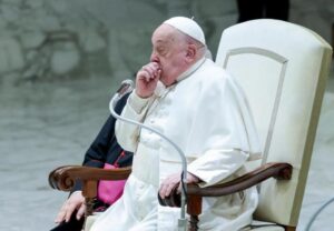 El papa Francisco fue internado para tratar una bronquitis persistente