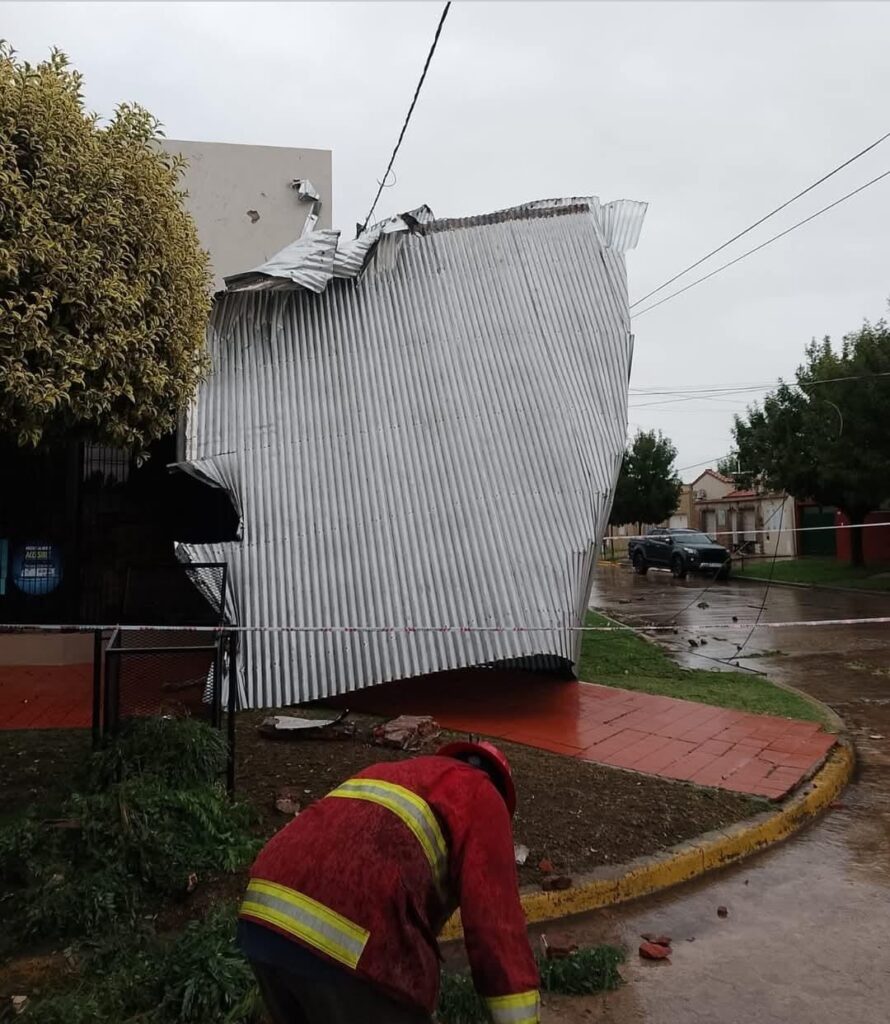 “Después de la tormenta debemos reconocer la tarea de nuestros empleados municipales, los Bomberos Voluntarios, los agentes de la Policía Comunal y las prestatarias de servicios para reparar sus consecuencias”