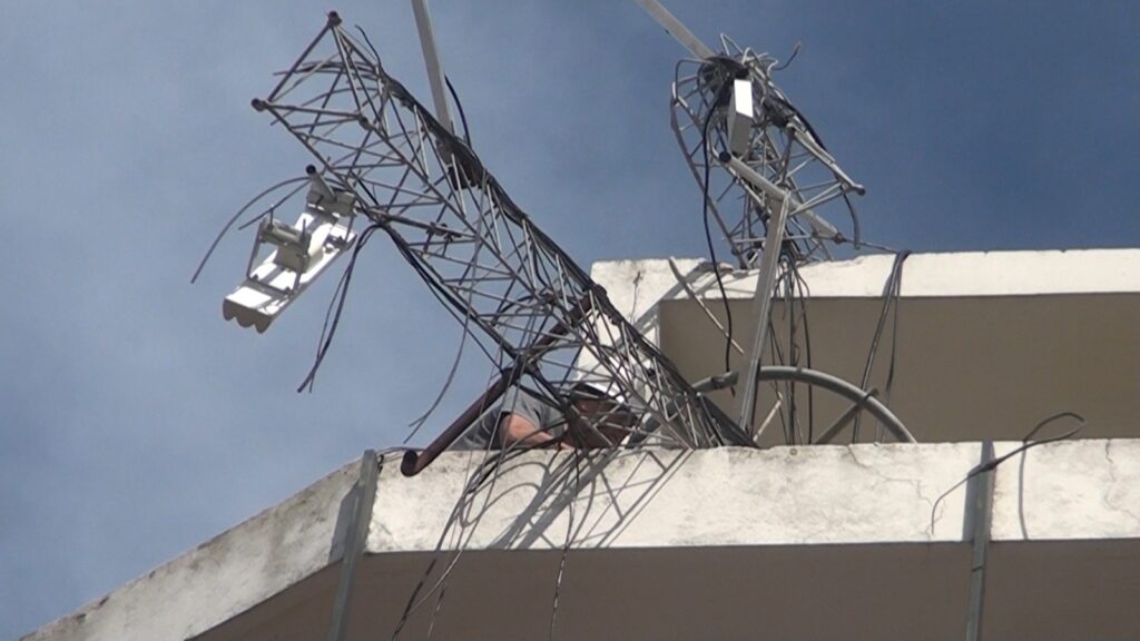 Fue desarmada la antena de la Cooperativa Eléctrica que fuera destruida por la tormenta del día viernes