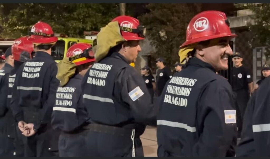 Emotiva ceremonia de despedida al Jefe del Cuerpo Activo de Bomberos, Abel Lotumolo