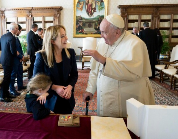 Mejora la salud del Papa Francisco: respira de forma autónoma y recibió a Giorgia Meloni