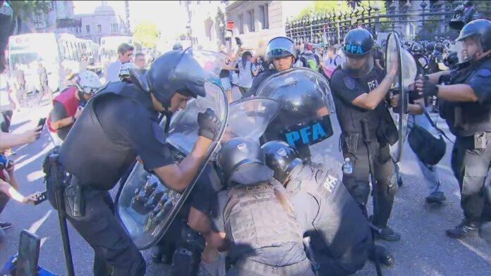 Otra vez una marcha de jubilados terminó con represión y detenidos