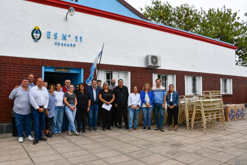 Con la presencia del Intendente, se entregó mobiliario a la Escuela Secundaria Nº 11 de O'Brien