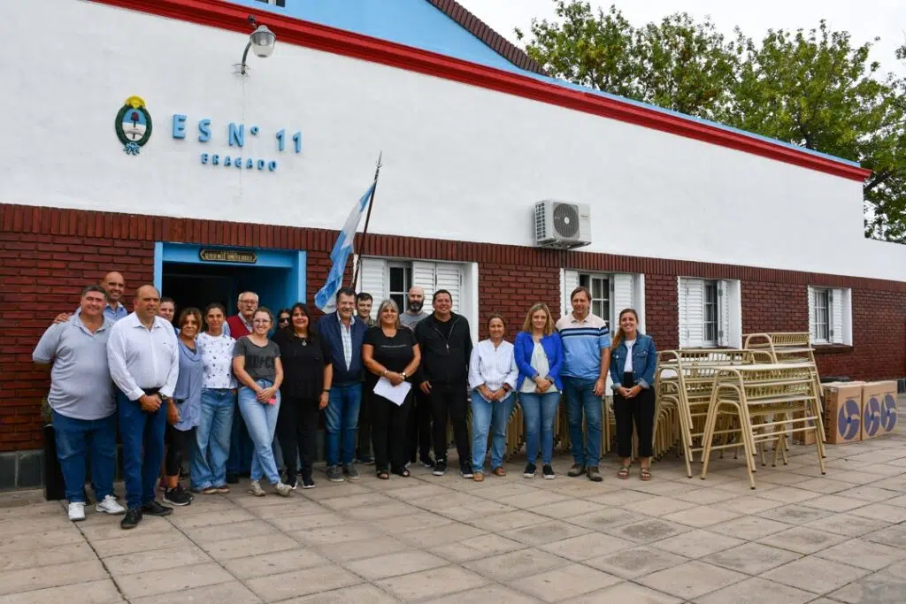 Con la presencia del Intendente, se entregó mobiliario a la Escuela Secundaria Nº 11 de O'Brien