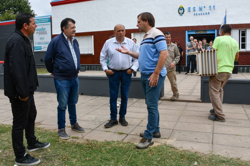 Con la presencia del Intendente, se entregó mobiliario a la Escuela Secundaria Nº 11 de O'Brien