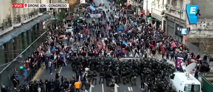 Fuerte represión, heridos y detenidos en la protesta de jubilados con apoyo de hinchas de fútbol